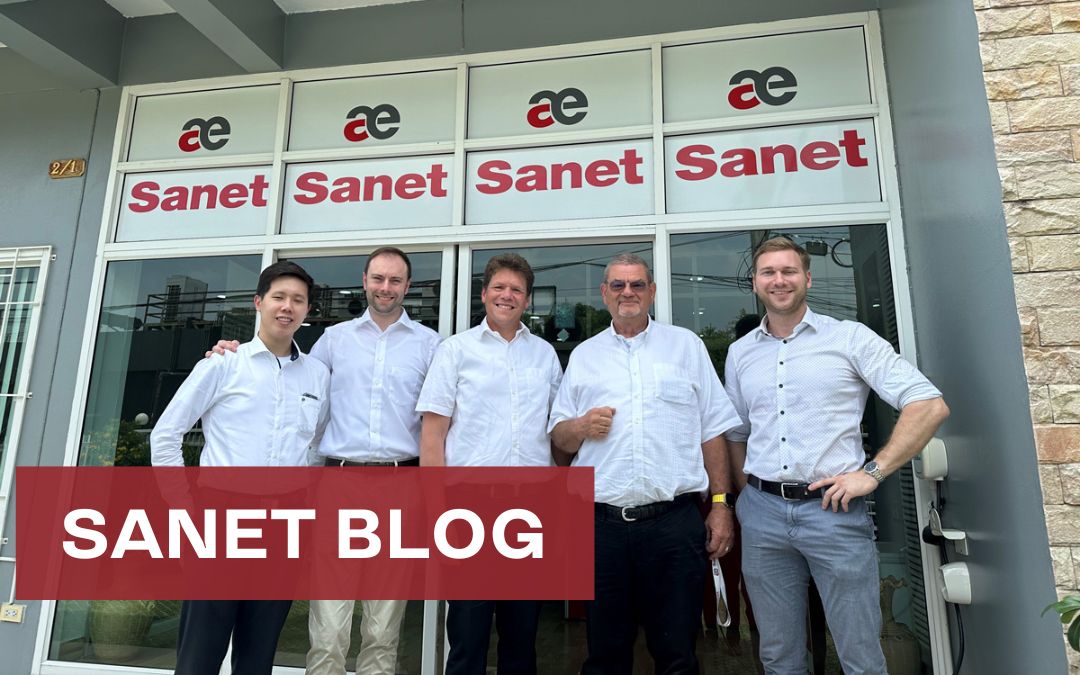 Unser Bild zeigt den Bodo Möller CEO Herrn Frank Haug (Mitte) mit Projekt-Manager Bernhard Vreden (2.v.l.) und Ses Sestin, Head of Business Unit, gemeinsam mit Sanet COO Fabian Sonntagbauer (rechts) und Sanet Gründer Dr. Gunter Denk, anlässlich der gemeinsamen Strategietagung im März 2023 im Sanet Office Bangkok.

